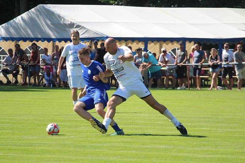 Přátelský zápas na oslavu 55 let herce Ivana Trojana v Krchlebech: šKrchlebský samet - Real Top Praha 6:10.