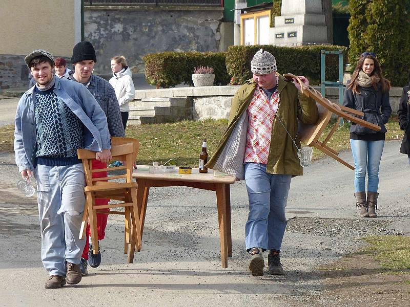 Obyvatelé Nevolic a Stráže opět uspořádali společný masopustní průvod.