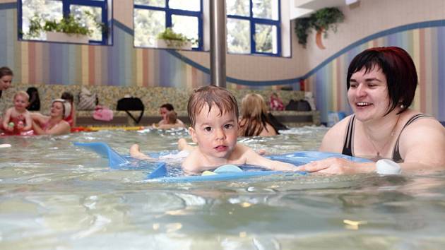 Odborníci doporučují naučit plavat děti v raném věku.