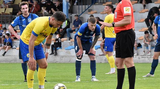 FORTUNA ČFL, skupina A, 25. kolo: FC Písek - TJ Jiskra Domažlice (na snímku fotbalisté v modrých dresech) 3:3 (1:1).