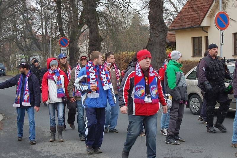 Fanoušky Viktorie doprovázely na stadion i ze stadionu desírky policistů