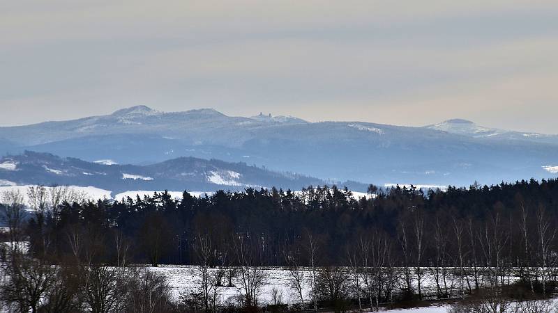 Rozhledna na Šibeničním vrchu nad Horšovským Týnem a výhledy do širokého okolí.