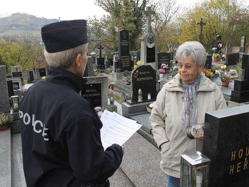 Dagmar Brožová upozorňovala na kdyňském hřbitově, aby si lidé nenechávali ve voze cennosti.