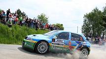 Úřadující domácí šampion Pavel Valoušek usedl v Kopné do modernější fabie WRC meclovského Profika. 