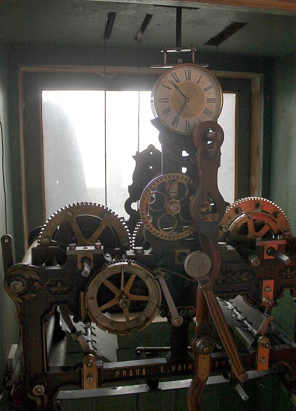 Věžní hodiny pro domažlickou radnici vyrobila v roce 1892 firma Ludvíka Hainze, od té doby se o jejich chod stále stará.