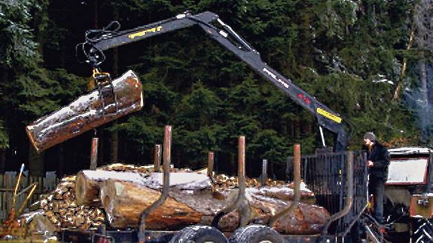 Z práce dřevařů. vyvážení dřeva z lesa provádí firma z Pece pomocí vleku, který má nosnost 11 tun a s kmeny manipuluje hydraulická ruka o dosahu 6,65 m.
