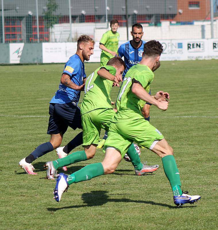 6. kolo FORTUNA ČFL, skupina A: FK Loko Vltavín (zelení) - Jiskra Domažlice (modří) 2:2.