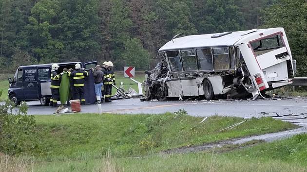 Smrtelná nehoda autobusu u Březí.