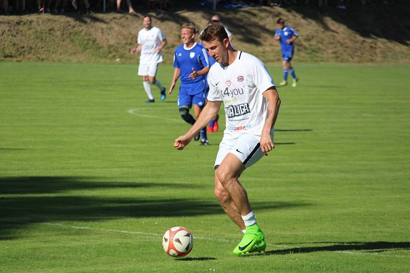 Přátelský zápas na oslavu 55 let herce Ivana Trojana v Krchlebech: šKrchlebský samet - Real Top Praha 6:10.