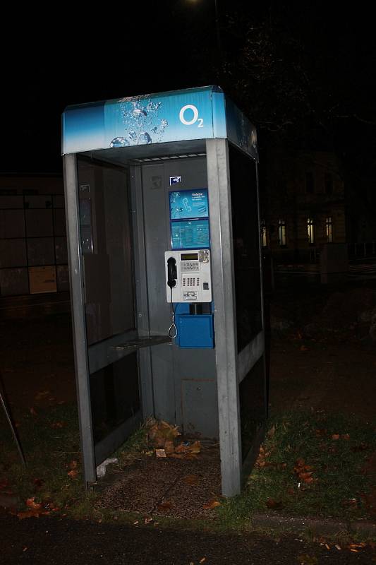 Telefonní automat na autobusovém nádraží v Domažlicích.