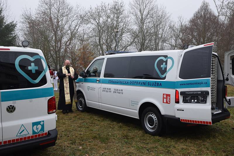 Nové sanitky domažlické nemocnice dostaly požehnání