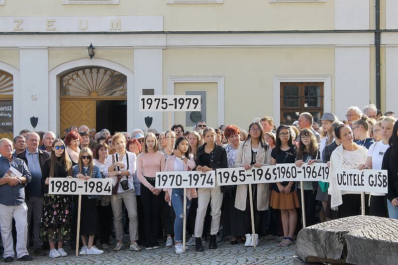 Sobotní průvod, který byl vrcholem oslav domažlického gymnázia, směřoval od budovy školy do centra a skončil u Chodského hradu. Zúčastnily se ho stovky lidí.