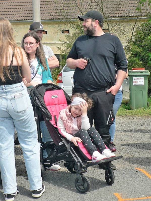 Na Křenovskou pětimíli na podporu malé Elišky vyrrazilo několik desítek běžců.