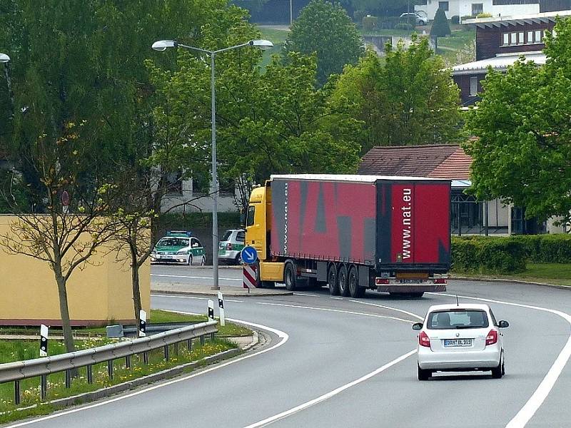 Hraniční přechod Folmava-Schafberg dnes a před vstupem do EU.