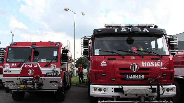 Ze Zbirožského Tatrování 2014. Vpravo pýcha domažlických hasičů, vlevo vedle ní pak folmavských.