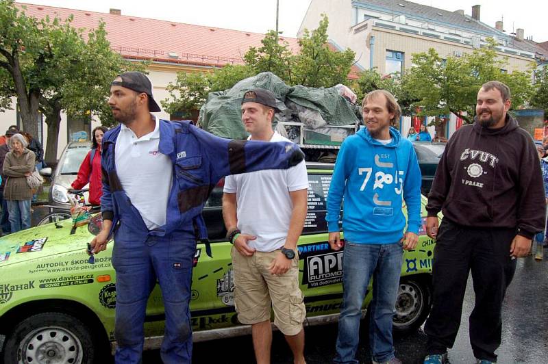 DOBRODRUHY, kteří se ve starých Felicicíh vydali až k hranicím Číny, vítaly při jejich návratu na kdyňské náměstí desítky lidí.