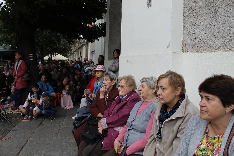 Canzonetta vystoupila v alejích.