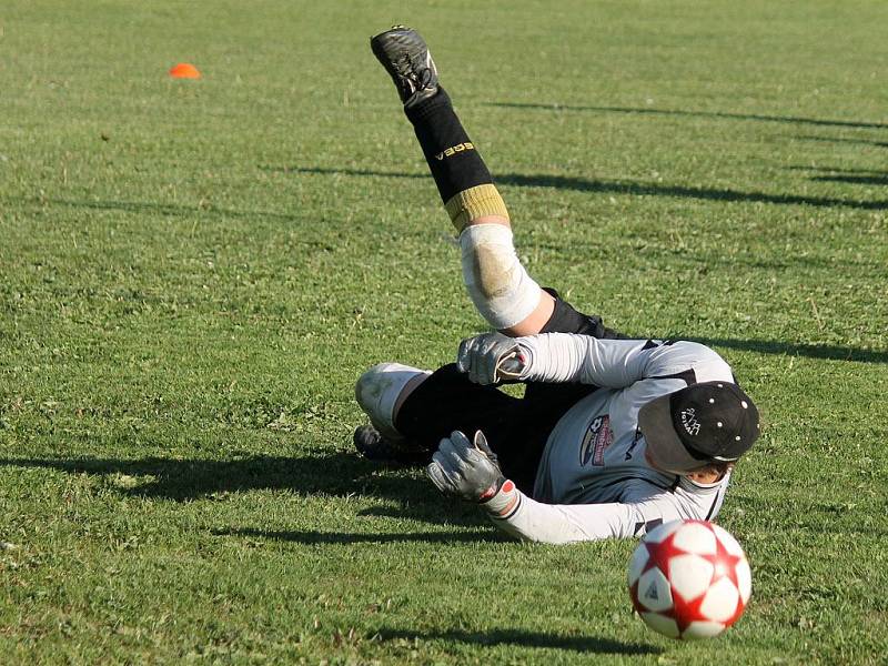 NA HLOHOVOU  DUKLOU! Fotbalisté TJ Sedmihoří Oplotec uspěli v projektu Kopeme za fotbal a vyhráli trénink vedený prvoligovými trenéry. Ve čtvrtek v podvečer se tak tým fotbalistů z Oplotce a okolí připravoval na dnešní šlágr IV. třídy okresního přeboru s 