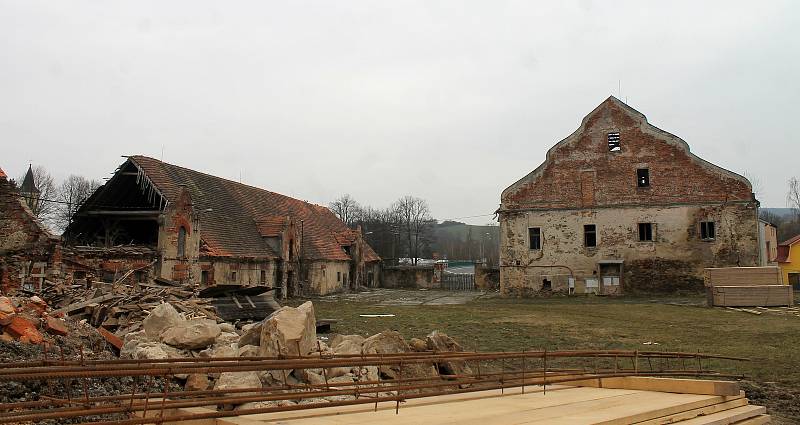 Město Bělá nad Radbuzou zachraňuje tvrz ze 17. století i přilehlé budovy.