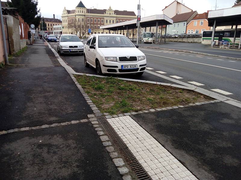 Zálivy jsou rozježděné a plné odpadků.