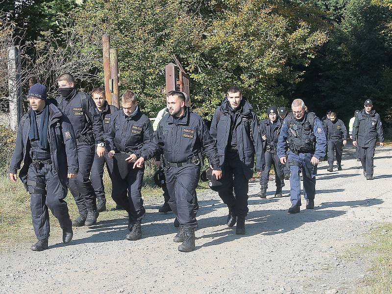 Čeští i němečtí policisté a hasiči hledají osmiletou Julii z Německa, která se ztratila v neděli odpoledne v okolí Čerchova na Domažlicku.