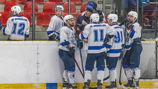 Hokejisté HC Domažlice (na archivním snímku hráči v bílých dresech) porazili v 9. kole krajské ligy domácí Mariánské Lázně 8:5.