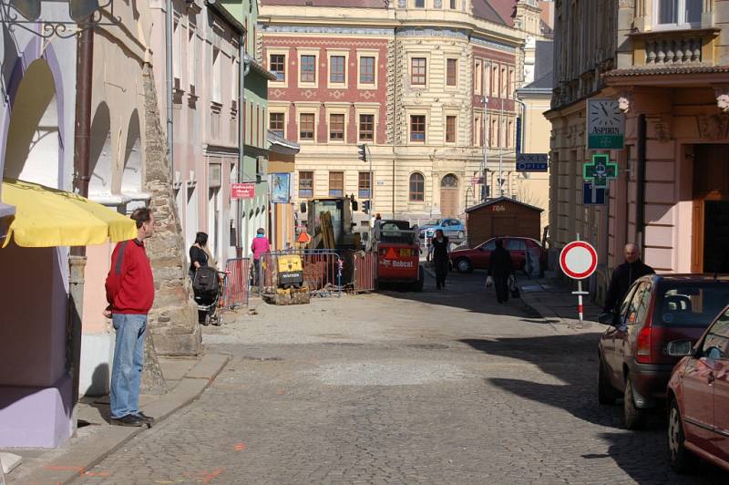 Stavební práce v domažlických ulicích, pátek 16. března 2012.