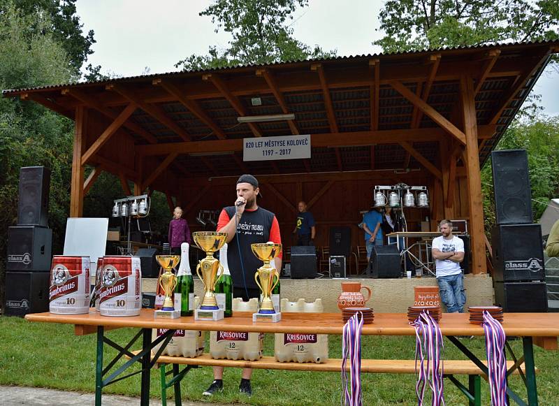 Kolovečtí pili pivo a házeli sudy.