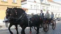 Sobotní průvod, který byl vrcholem oslav domažlického gymnázia, směřoval od budovy školy do centra a skončil u Chodského hradu. Zúčastnily se ho stovky lidí.