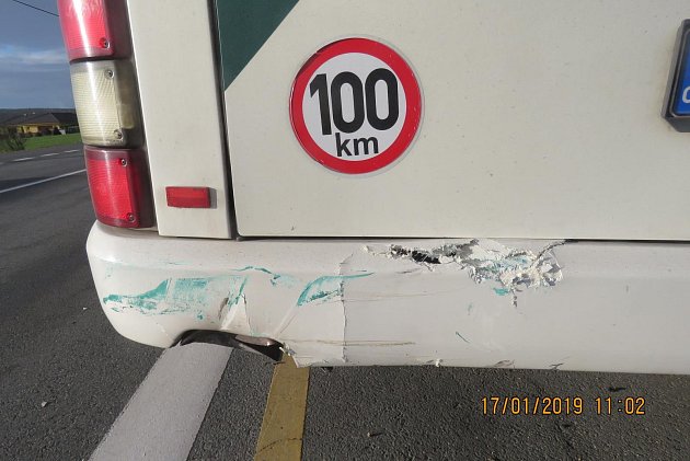 Nehoda autobusu a osobního vozu v Křenovech.