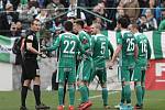 Z EUFORIE K ŠÍLENSTVÍ ZA PÁR VTEŘIN. Ještě před pár okamžiky se fotbalisté Bohemians radovali z vedoucího gólu v síti Slavie. Jejich radost ale přerušil rozhodčí, který po přezkoumání videa branku odvolal a naopak proti klokanům nařídil pokutový kop.