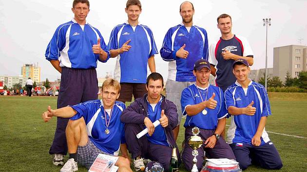 VÍTĚZOVÉ Z SDH HORNÍ KAMENICE. Tým, který vybojoval postup, tvoří: Jindra Harasimovič, Vlastimil Žák, Miroslav Hula, Josef Škarda, Petr Hlavinka, Martin Houdek, Jiří Herian, Antonín Rendl, Michal Havel a zraněného Milana Sedláčka nahradil David Dopirák. 