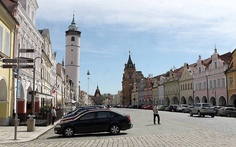 Rozvolnění bylo v centru Domažlic poznat, lidé vyrazili hlavně na nákupy oblečení a obuvi, někteří si zašli na zmrzlinu či kávu.