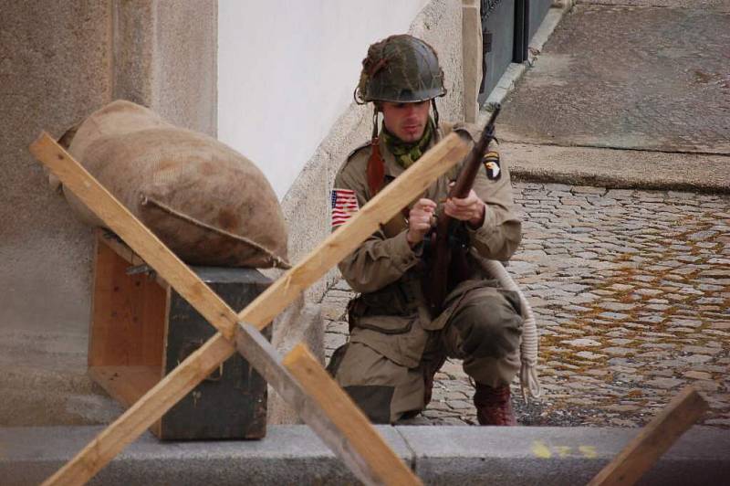 Z dobové ukázky bitvy německých a amerických vojáků v centru Horšovského Týna.