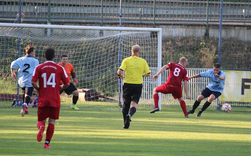 FK Holýšov B (v modrém) - Sokol Osvračín (v červeném) 2:2, na penalty 2:4.