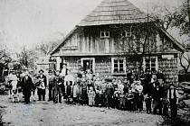Kniha Po pěšinách Bělskem představuje historii regionu a jeho proměny. Součástí jsou dobové fotografie zaniklých obcí. Snímek pochází z roku 1907 a je na něm většina obyvatel Lískovce.