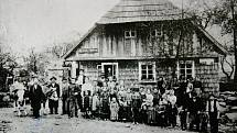 Kniha Po pěšinách Bělskem představuje historii regionu a jeho proměny. Součástí jsou dobové fotografie zaniklých obcí. Snímek pochází z roku 1907 a je na něm většina obyvatel Lískovce.