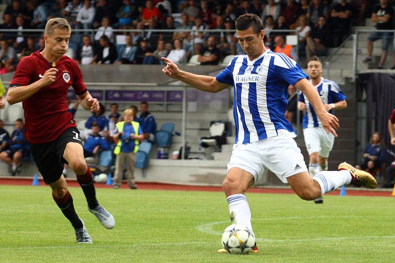 Fotbalisté Domažlic (na archivním snímku hráči v modrobílých dresech) prohráli na hřišti Benešova 3:5.