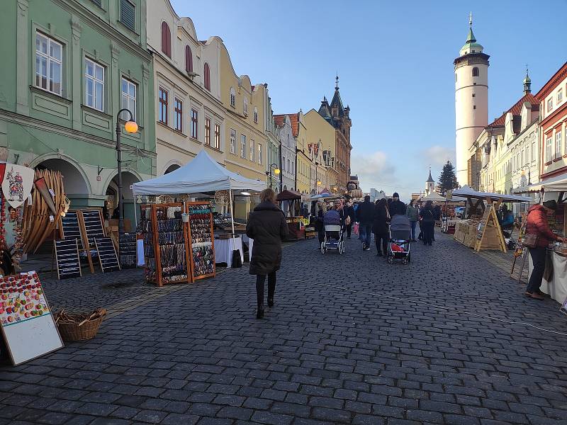 Jednodenní Vánoční trhy v Domažlicích přilákaly v sobotu 18. prosince spoustu návštěvníků. Lidé zavzpomínali i na Havla, který zemřel přesně před deseti lety.