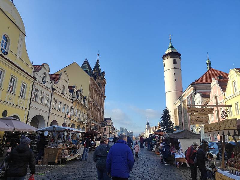 Jednodenní Vánoční trhy v Domažlicích přilákaly v sobotu 18. prosince spoustu návštěvníků. Lidé zavzpomínali i na Havla, který zemřel přesně před deseti lety.