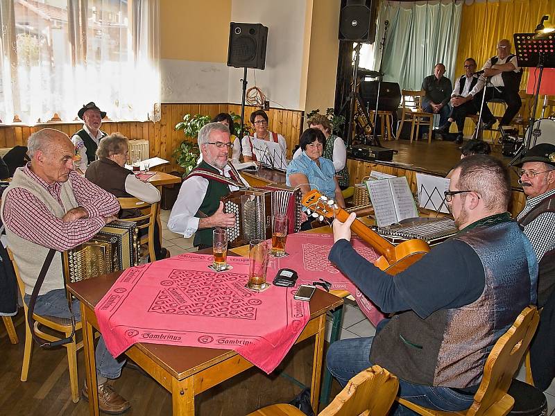 Ze setkání přátel harmonik v Loučimi