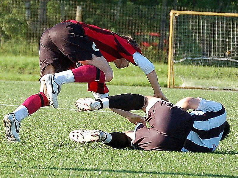 Z utkání 1. FC Horšovský Týn s Kdyní a oslava postupu.