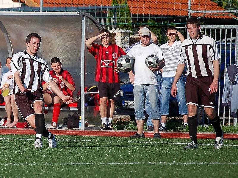 Z utkání 1. FC Horšovský Týn s Kdyní a oslava postupu.