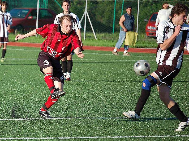 Z utkání 1. FC Horšovský Týn s Kdyní a oslava postupu.