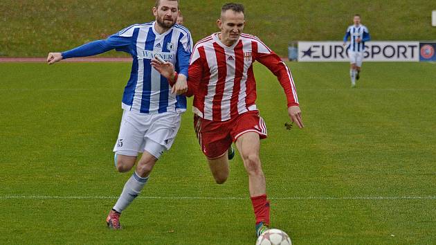 Domažlický Martin Hrubý v souboji s brozanským Stehlíkem.