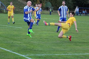 Duel lídrů okresního přeboru II. třídy přinesl radost fotbalistům Hraničáře Česká Kubice (v modrých dresech), kteří si hladce poradili s rezervou Startu Tlumačov 4:1. Na snímku domácí Radek Broschardt odvážným způsobem zablokoval střelu hostujícího Radima