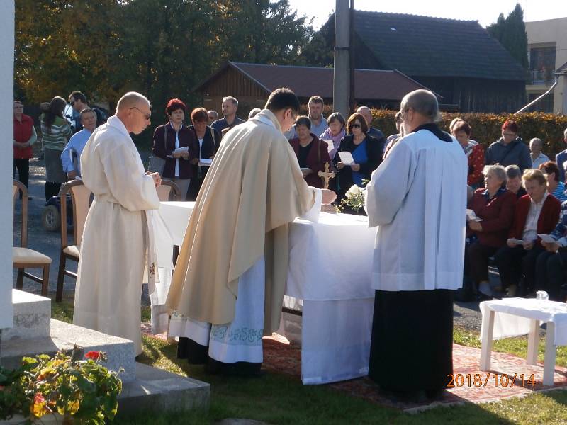 Nedělní mši svatou na prostranství u nově postavené místní kaple si nenechalo ujít spoustu lidí.