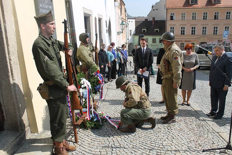 K 73. výročí konce druhé světové války dorazila vojenská technika, hrála dobová hudba a starosta s váženými hosty, např. zástupkyní americké ambasády, položili věnce