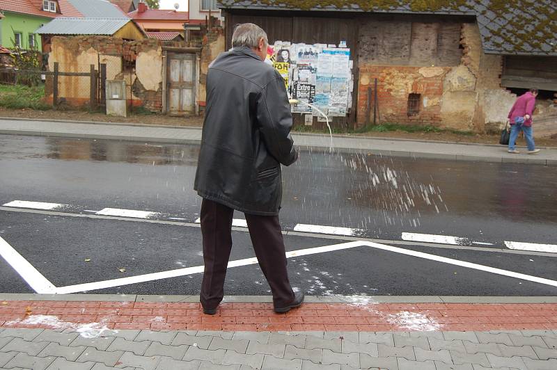 Z otevření opraveného průtahu obcí Zahořany.