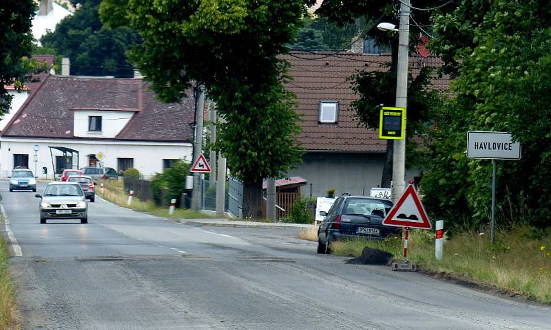 Silnice mezi Domažlicemi, Havlovicemi a komunikací I/26 je vyfrézovaná.